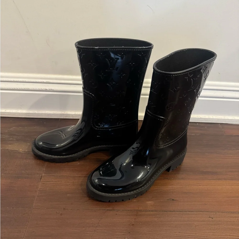 Louis Vuitton authentic rain boots   size 37  worn twice light scuffs on soles